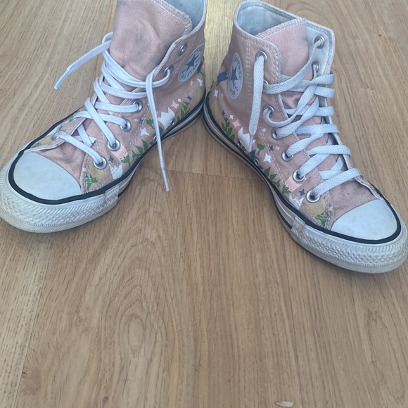 woman’s converse - Picture 2 of 2